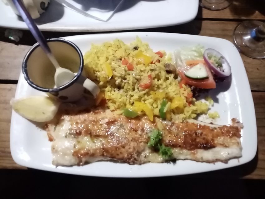 plat de poissons grillé et riz au lait de coco