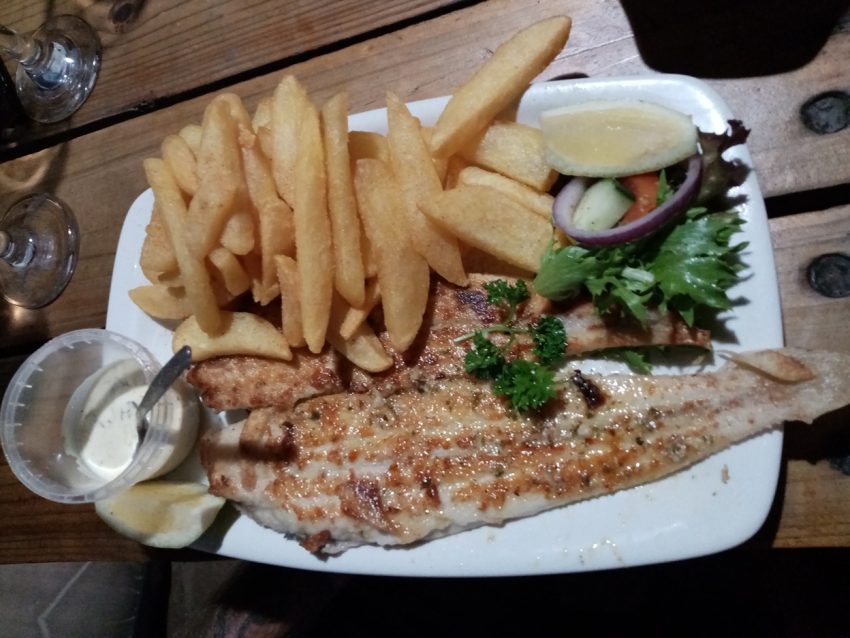 plat de poisson grillé et frites