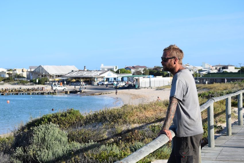 Benoit regarde l'océan
