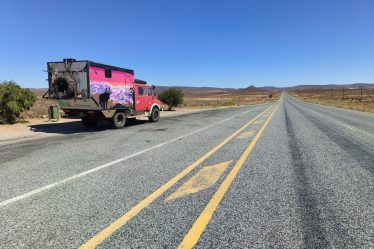 le camion sur les longues lignes droites de Namibie