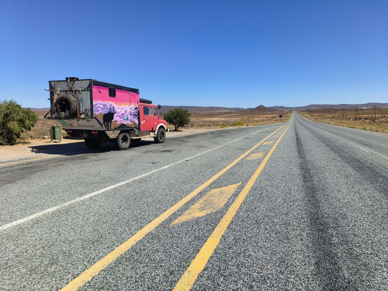 le camion sur les longues lignes droites de Namibie